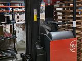 un chariot élévateur garé dans un entrepôt, à côté de palettes