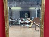 un grand miroir posé à même le sol dans une pièce