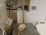 une photo d'une cuisine avec une balance et un pinceau
