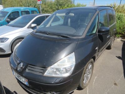 une camionnette noire garée sur un parking à côté d'autres voitures