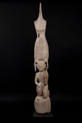 l'image d'une statue représentant une femme tenant un enfant dans ses bras