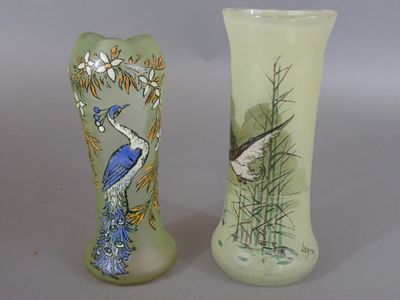deux vases posés côte à côte sur une table