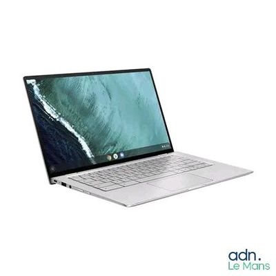 une image représentant un ordinateur portable blanc posé sur une surface blanche
