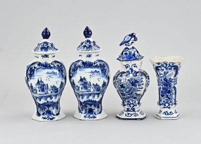 Plusieurs vases bleus et blancs, accompagnés de leurs couvercles, sont alignés sur une surface blanche.