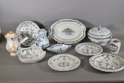 plusieurs assiettes et bols posés sur une table