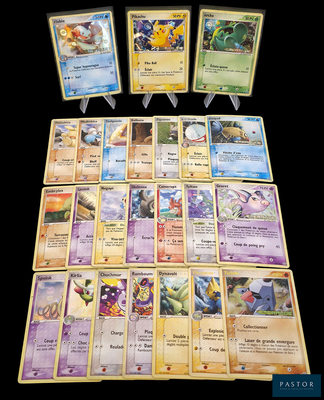 beaucoup de cartes pokemon sur la table