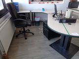un bureau avec une chaise et un ordinateur dessus