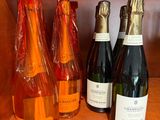 plusieurs bouteilles de vin sont alignées sur une étagère