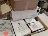 une pile de cartons empilés les uns sur les autres par terre