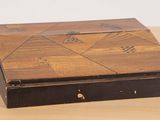 une boîte en bois décorée, posée sur une table