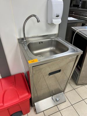 un évier et une poubelle rouge dans la cuisine