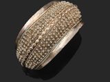 un bracelet rigide en or et diamants