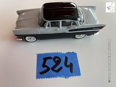 une petite voiture posée sur une feuille de papier