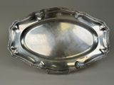 une assiette en argent avec un motif décoratif sur le bord