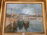 une peinture représentant une scène portuaire avec des bateaux dans l'eau