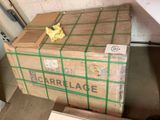 une boîte en carton sur laquelle est posé un morceau de papier