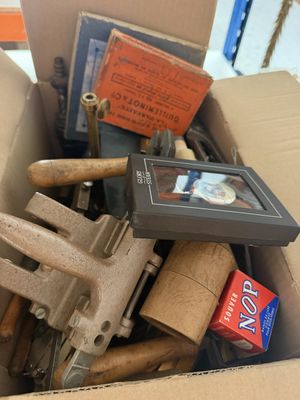 une boîte en carton remplie d'objets divers et un téléphone portable