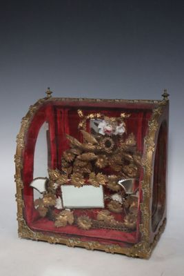 Couronne de mariée, dans un globe au montant en laiton doré …