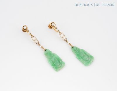 une paire de boucles d'oreilles en jade vert et perles