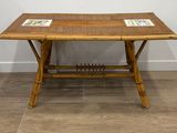 une photo d'une table en bambou avec un porte-revues en dessous