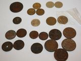 beaucoup de pièces qui sont sur la table