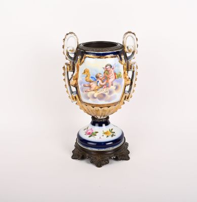 un vase avec un tableau posé sur un support