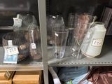 de nombreuses tasses et récipients sur les étagères du magasin