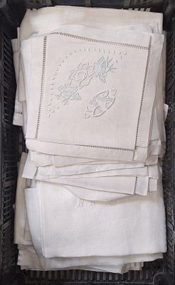 beaucoup de serviettes blanches dans un panier noir