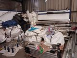 un gros tas de bric-à-brac dans un entrepôt rempli d'objets
