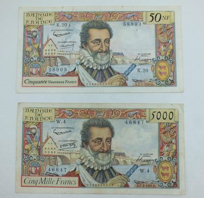 deux billets de banque sur lesquels figure le portrait d'un homme