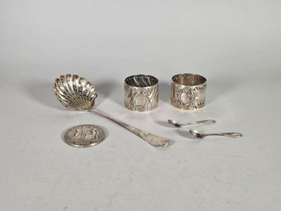 un ensemble d'argenterie comprenant une cuillère, une cuillère et un repose-cuillère