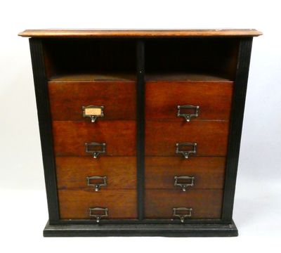 une armoire en bois à trois tiroirs et deux portes