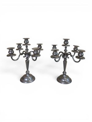 une paire de chandeliers en métal argenté