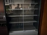 un réfrigérateur avec une porte vitrée dans une pièce