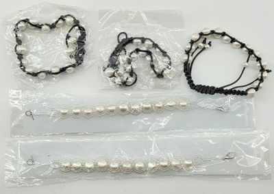 PERLES. Réunion de cinq bracelets perles de culture.