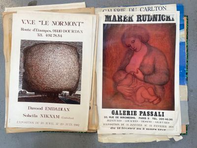 deux livres avec des photos de bébés sur la couverture, posés sur une table