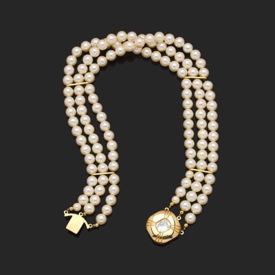 un collier de perles de culture et de diamants