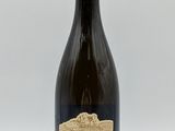 une bouteille de vin posée sur une table