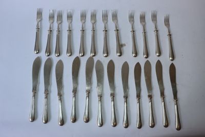 beaucoup de fourchettes et de cuillères sur la table