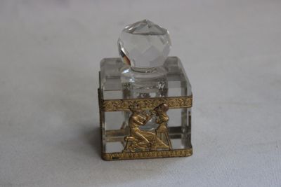 une petite boîte en verre surmontée d'un cristal