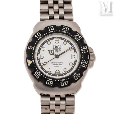 une image d'une montre en gros plan sur fond blanc