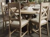 une table en bois avec quatre chaises et un saladier posé dessus