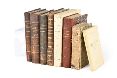 plusieurs vieux livres sont empilés sur une surface blanche