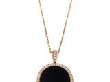 un pendentif en onyxite noire et diamants, monté sur une chaîne en or