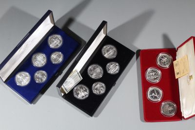 Trois types différents de pièces d'argent se trouvent dans un étui rouge