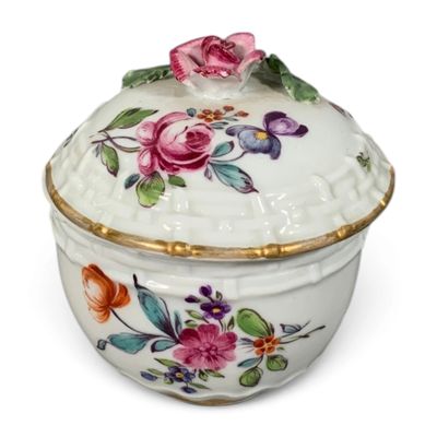 une image représentant un bol blanc orné de fleurs