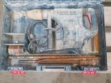une boîte à outils contenant des outils, posée sur une table en bois