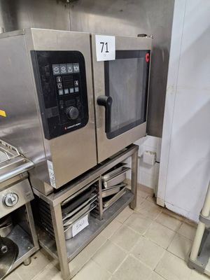 un grand four posé sur un support dans une cuisine
