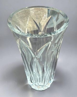 un vase en verre posé sur une table
