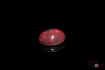 l'image d'un objet rouge et noir dans l'obscurité